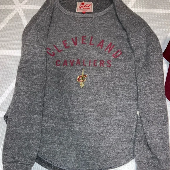 Cleveland Cavaliers Sweatshirt from Team Shop - Picture 1 of 2